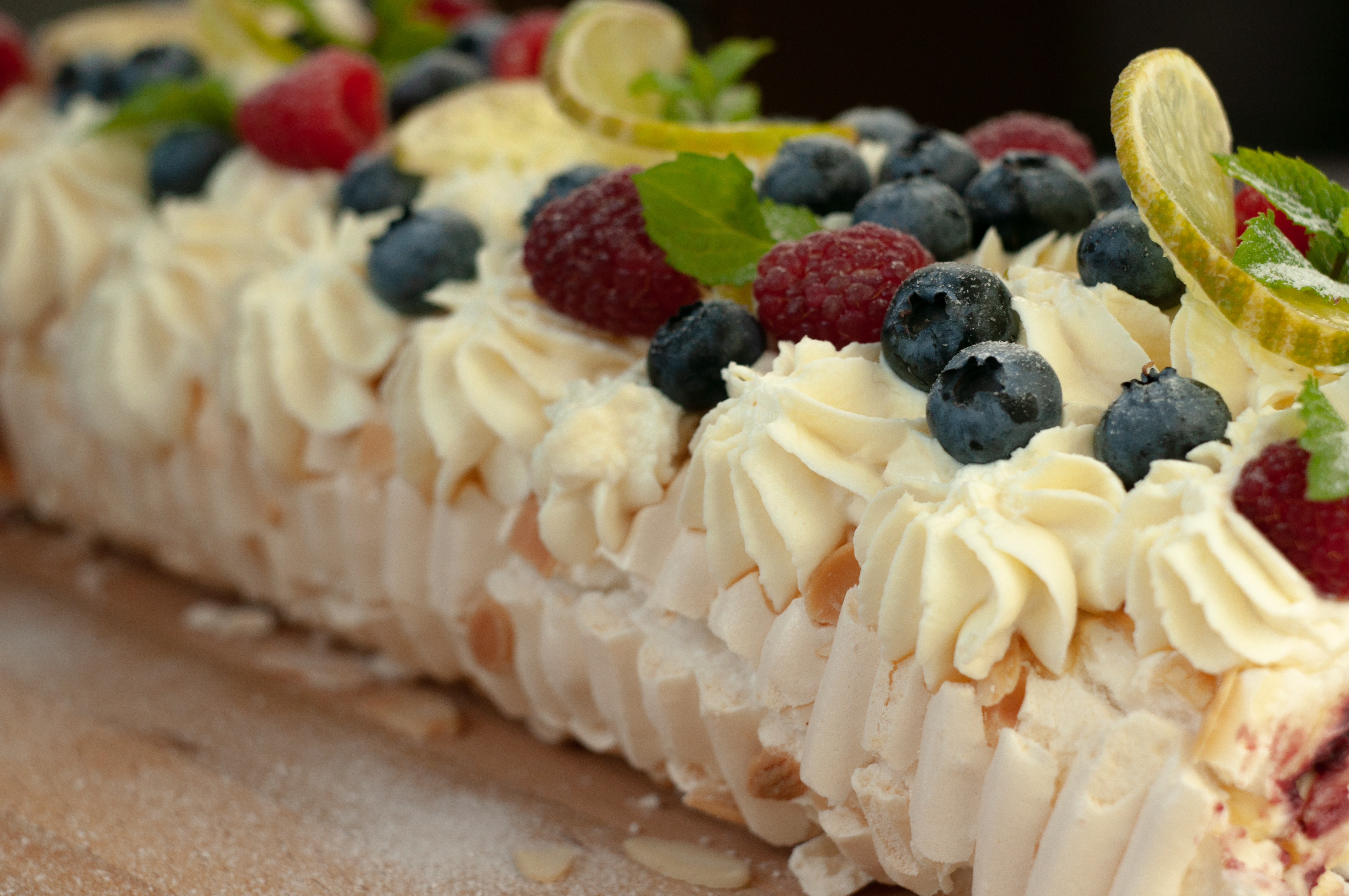 Меренговий рулет декор